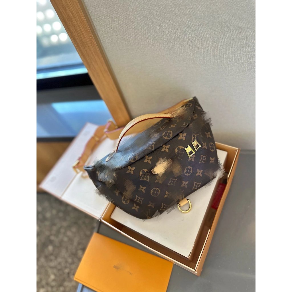 LOUIS VUITTON/LOUIS VUITTON Cowhide บรรจุภัณฑ์กล่องของขวัญแบบพับได้ 38 * 15 ซม
L BUMbag Re-Out of Ri