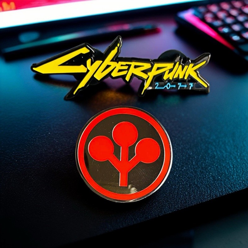 เข็มกลัดจากเกม Cyberpunk 2077 ออกแบบตามโลโก้บริษัท Arasaka