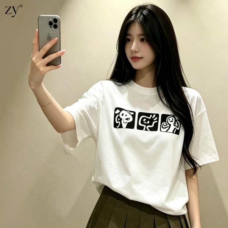 ZY 2026 เสื้อยืดครึ่งแขน ผู้หญิงคอกลมโอเวอร์ไซส์ ลายการ์ตูนมินิมอลสไตล์Ins สวมสบาย ผ้าคอตตอนผสม ส่งไทย