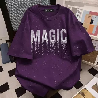 UT shop【ใหม่】🔥เสื้อยืดสีดำ แต่งกากเพชรวิ้งๆ สไตล์ ผ้าคอตตอนนุ่มใส่สบาย แมตช์ง่ายได้ทุกชุด ตรงปก 'MAGIC'
