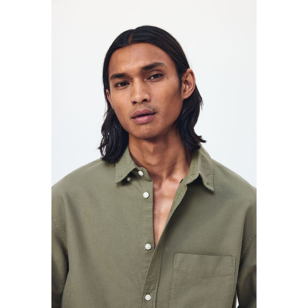H&M(เอชแอนด์เอ็ม) เสื้อเชิ้ต Oxford แบบ Regular Fit ผู้ชาย 1257417_13