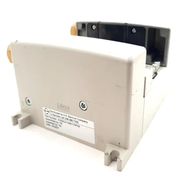 UFYC ใหม่ Plc Vv5qc41-04n11nfd0 4 สถานี Manifold ฐาน D-sub Connector 38"npt