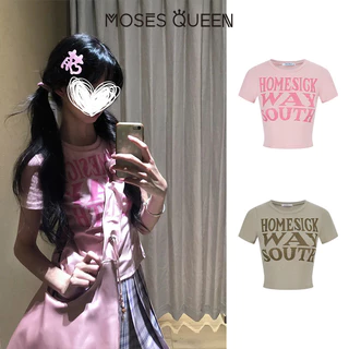 MOSESQUEEN มอสเนสควีน เสื้อยืดแขนสั้นพิมพ์ลายตัวอักษรสีชมพูเปิดด้านหน้าสําหรับฤดูร้อนสไตล์สาวฮอตเสื้อแขนสั้นทรงเตี้ย #63950
