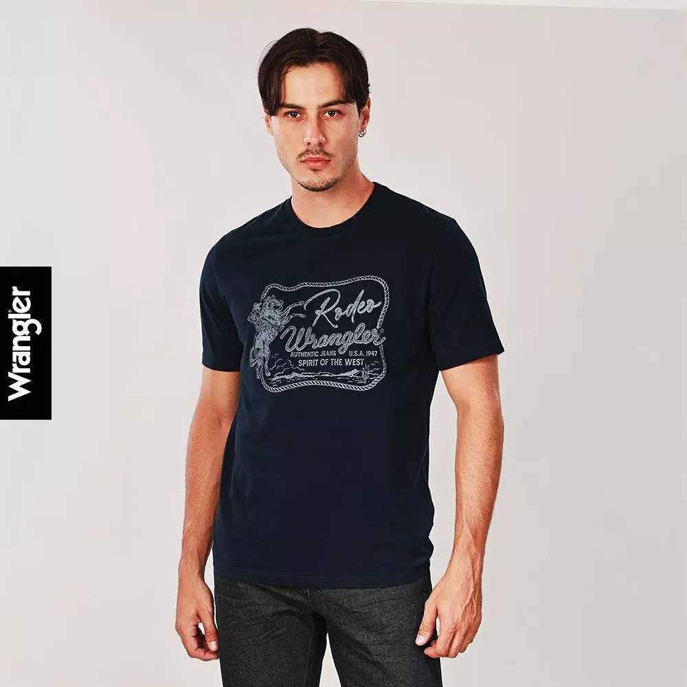 WRANGLER เสื้อยืดแขนสั้นผู้ชาย คอลเลคชั่น Wrangler Legends รุ่น WR S126MTSSN12 สีกรมท่า