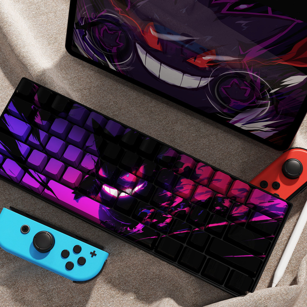 สีดํา Gengar ด้านข้างแกะสลักโปร่งแสง Keycap ความสูง PBT Pokémon การ์ตูน Keycap 61 คีย์ GH60