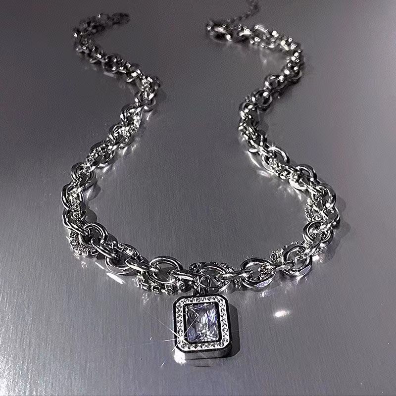 Yyds High-End กระพริบเพชรจี้สร้อยคอผู้ชาย Cool Light Luxury Clavicle Chain ผู้หญิง 2024 817