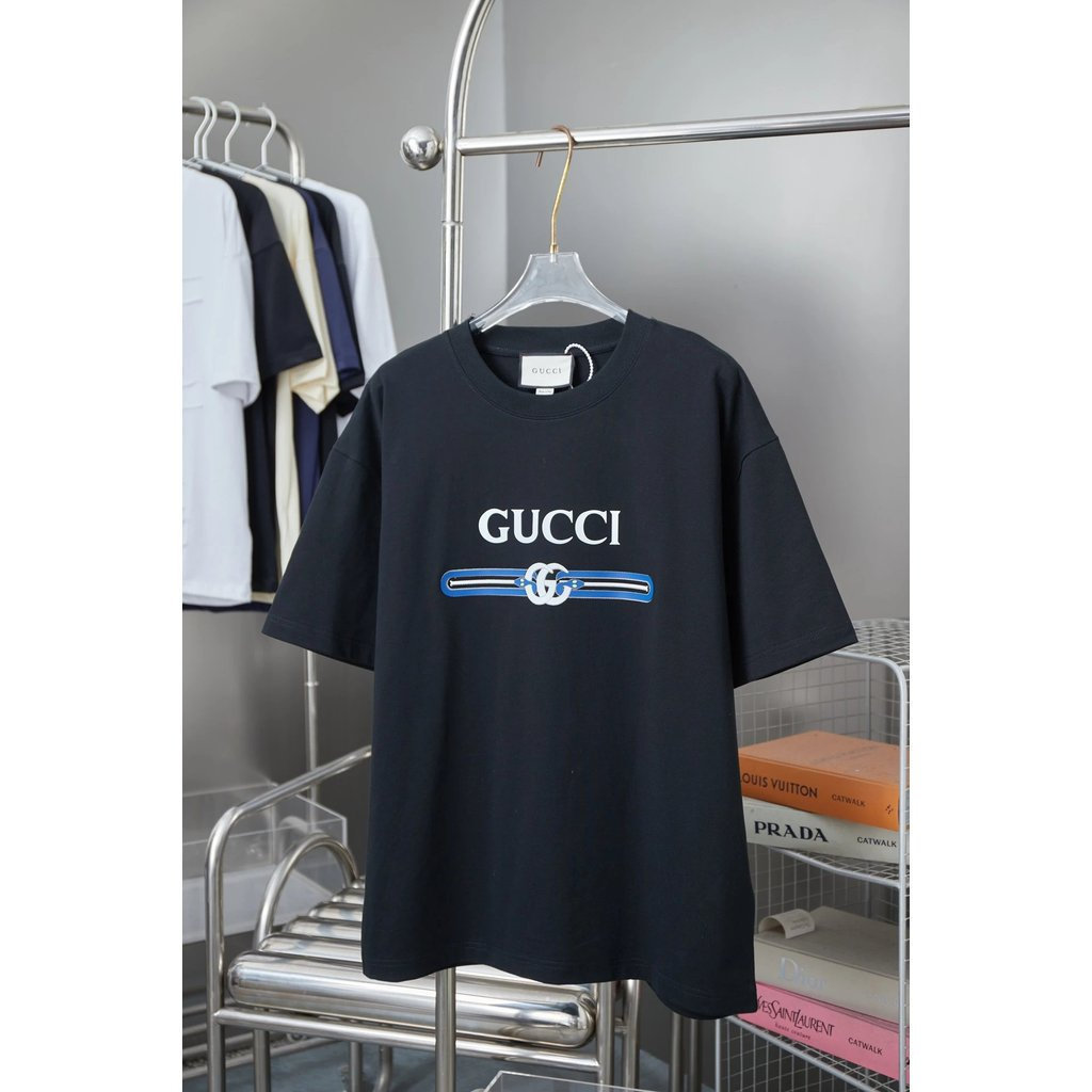 GUCCI/GUCCI/6XL2026 คลาสสิกรอบคอแขนสั้นเสื้อยืดผู้ชายผู้หญิงสไตล์ Slim-fit Creative Raglan แขนผ้าฝ้า