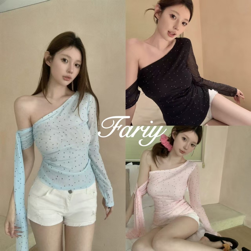 Fariy🍒คลังสินค้าพร้อม🍒 เสื้อยืดลายจุดไหล่เฉียงริบบิ้นไม่สม่ำเสมอสำหรับผู้หญิงฤดูร้อนปี 2025 ดีไซน์เพรียวบาง สาวฮอต สีฟ้าอ่อน เซ็กซี่