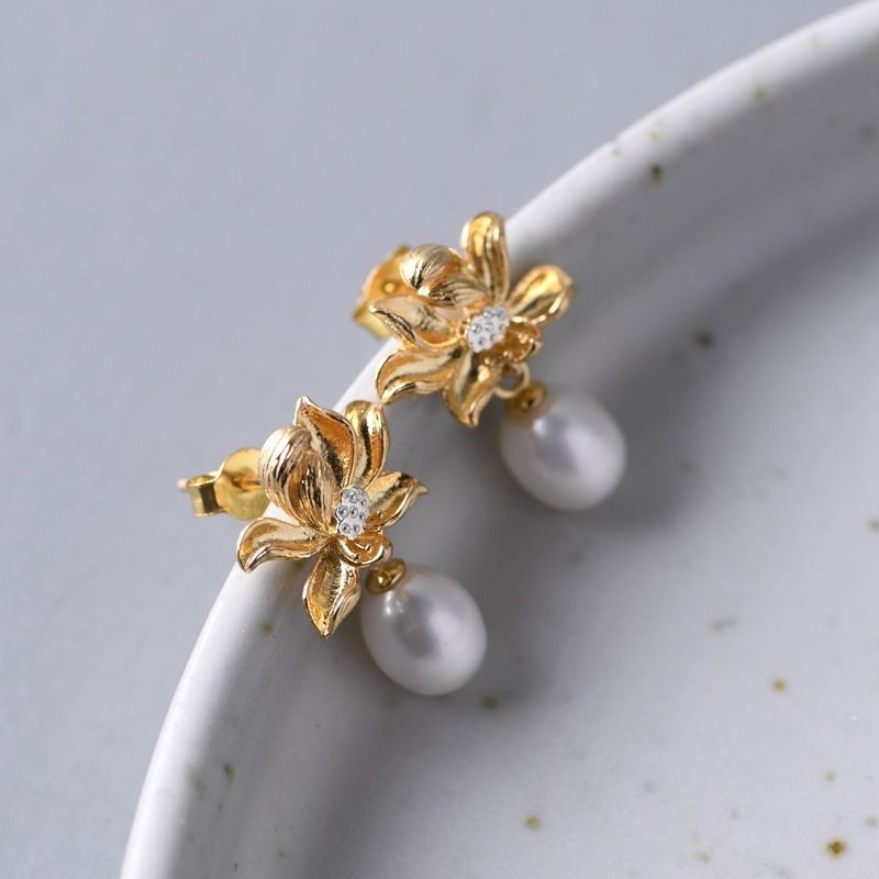 Dfdf2025 แฟชั่นผู้หญิงสไตล์ใหม่ Gold-Plated Lotus ต่างหูมุกน้ําจืด S925 เงิน Lotus Lotus Lotus ต่างห