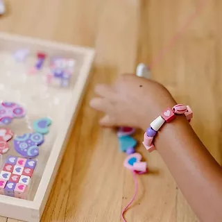 (แพ็คคู่ สุดคุ้ม) ของเล่นร้อยลูกปัด DIY สร้อยคอ ข้อมือ ของเล่นศิลปะ กล้ามเนื้อมัดเล็ก สมาธิ Wooden Bead Set Melissa&Doug