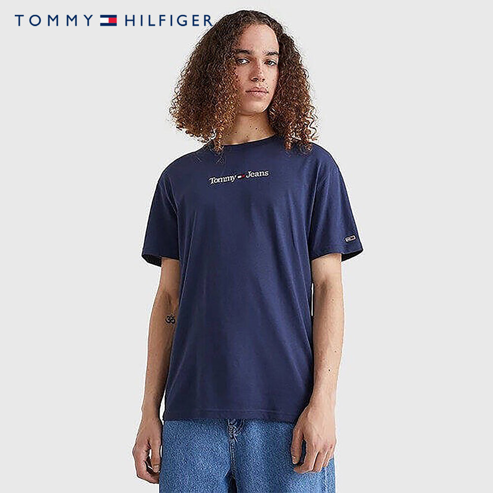 TOMMY HILFIGER - เสื้อยืดแขนสั้นผู้ชาย Tjm Classic Linear Logo Tee DM0DM14984C87