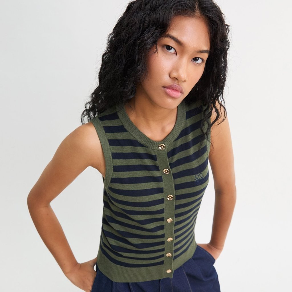 [Pomelo] เสื้อกั๊กไหมพรมลายทางแต่งดีเทลเข็มขัด / Striped Knit Vest with Belt Detail — صورة 2