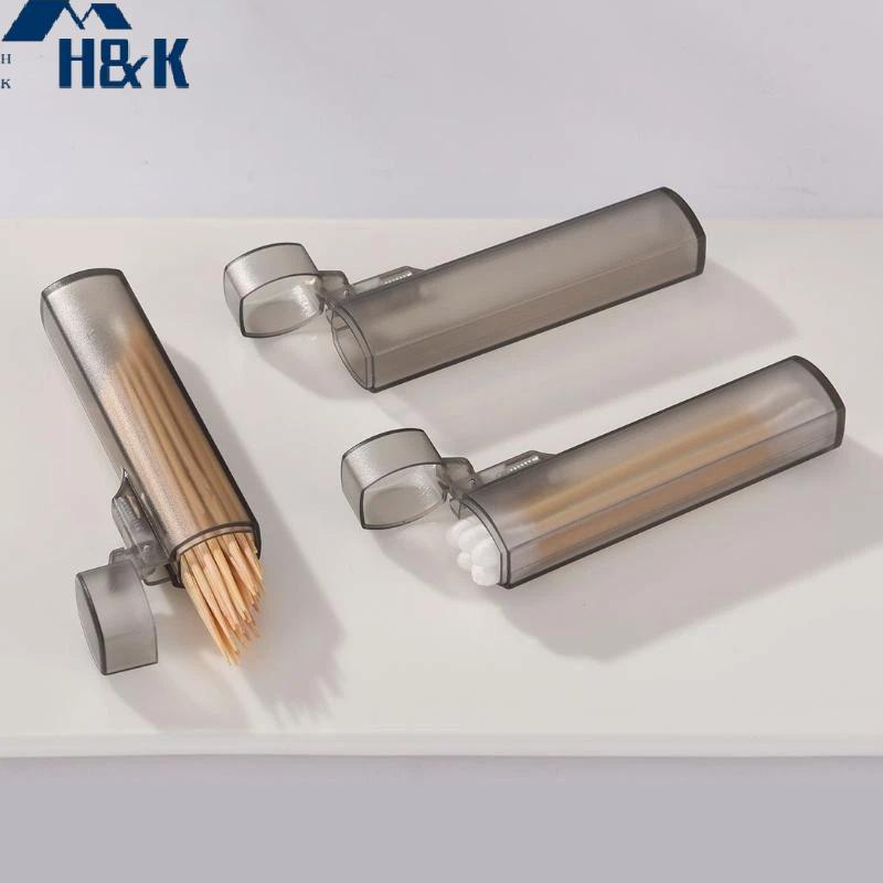 [H&K] กล่องเก็บของขนาดเล็กโปร่งใสที่วางกันฝุ่นแบบพกพาสําหรับ Band Aid Toothpi Cotton Swab แกดเจ็ตในครัวเรือนขนาดเล็ก {th}