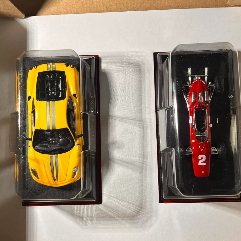 Ixo Ferrari Double Car Set.Ferrari 430 SCUDERIA & Ferrari 158 F11. เฟอร์รารี 430 ถูกต้อง: บอดี้สีเหล