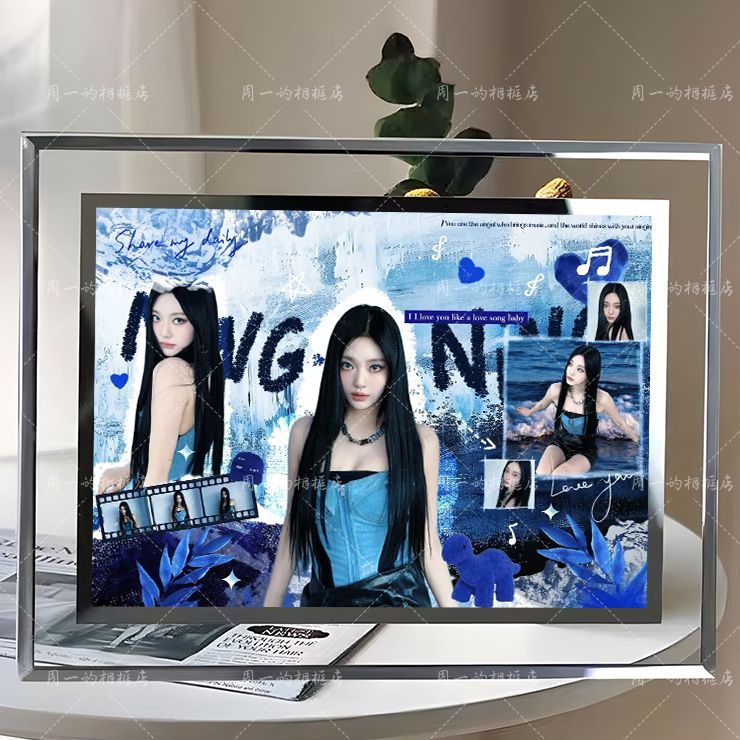 เหมาะสําหรับ aespa Ningyizhuo nn สาวกลุ่มแก้วคริสตัลกรอบรูปแนวตั้งโต๊ะห้องนอนเดสก์ท็อปสินค้าตกแต่งโต