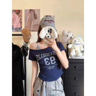 Vogue🌟พร้อมส่ง🌟 เสื้อแขนสั้นเปิดไหล่ ดีเทลสกีนตัวหนังสืดเท่ๆ เสริมฟองน้ำ (FY722)