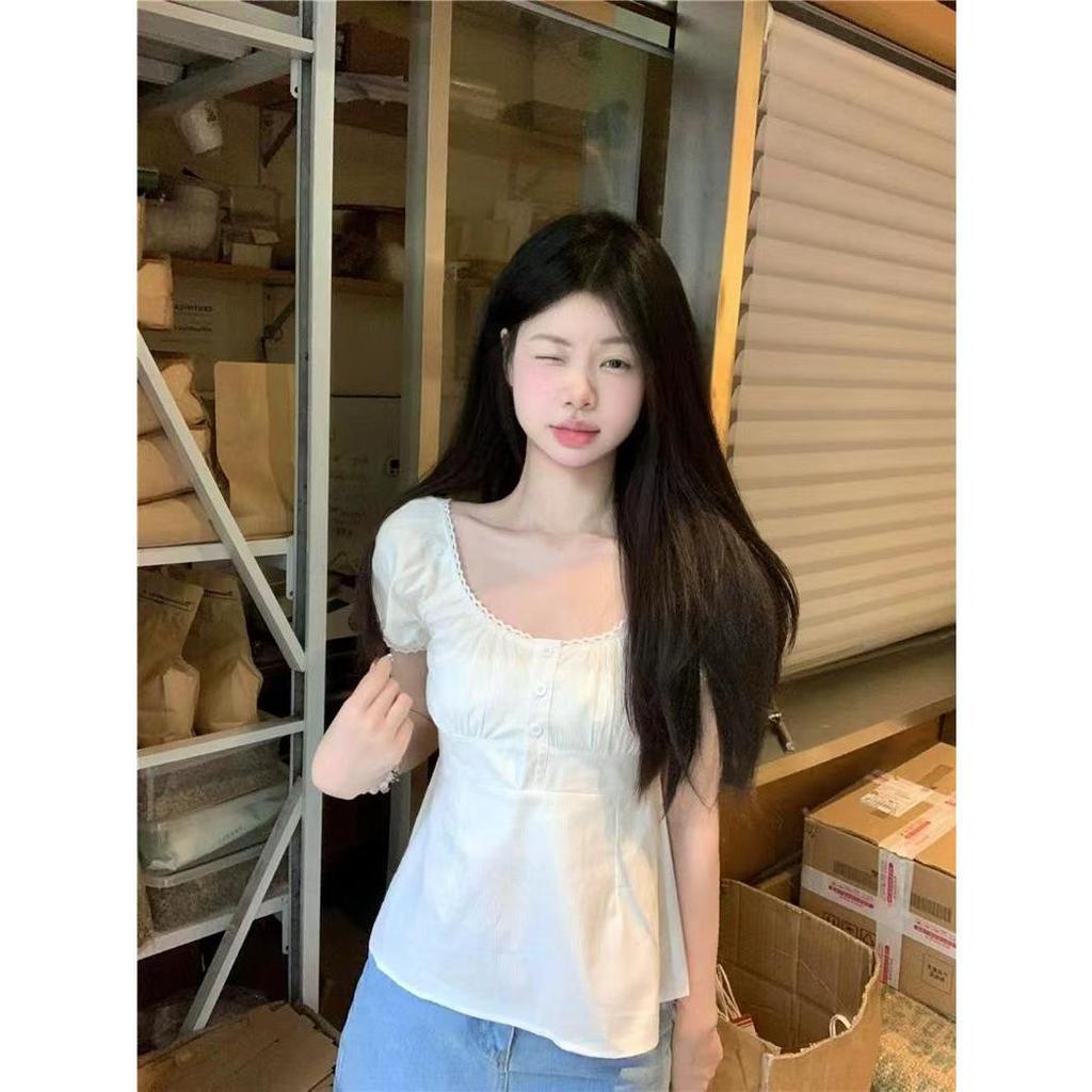 Red Berryเสื้อเชิ้ตแขนสั้นสีขาวอ่อน เสื้อเชิ้ตผู้หญิงฤดูร้อน เสื้อเชิ้ตทรงเข้ารูป เสื้อตัวสั้นW489