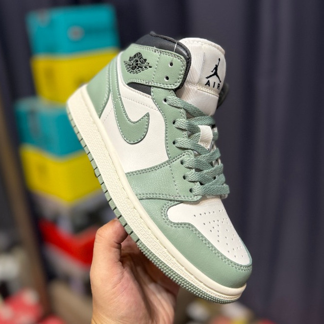 Air 1 รองเท้าผ้าใบลําลองสีขาวและสีเขียว BQ6472-130