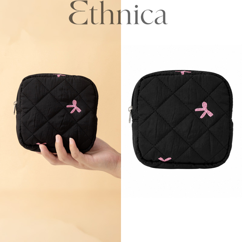 พร้อมส่ง💗กระเป๋าเก็บผ้าอนามัยลายโบว์น่ารัก Quilted Coquette กระเป๋าผ้าคอตตอนใส่หูฟัง กระเป๋าใส่เหรียญขนาดกะทัดรัด