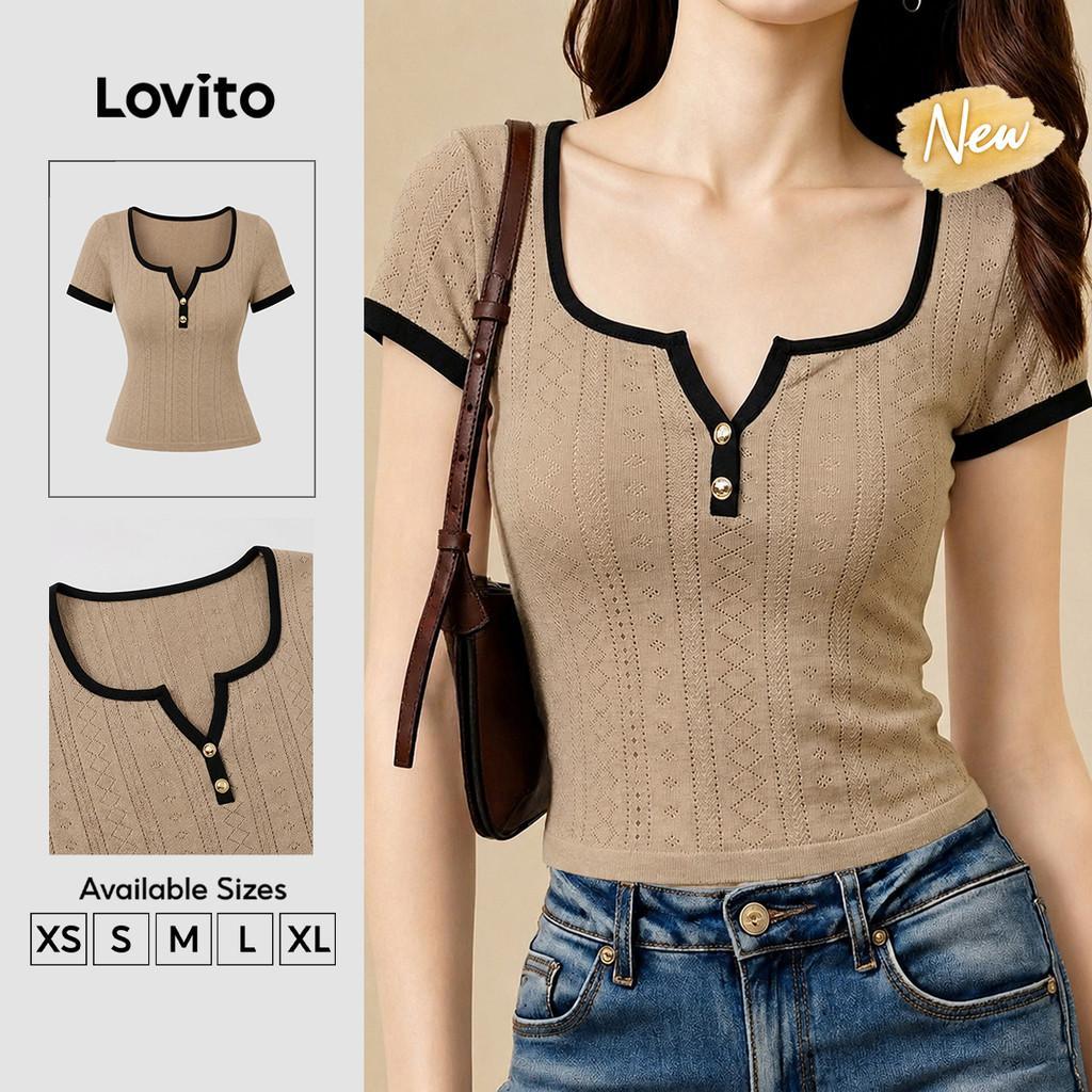 (New Arrival) Lovito เสื้อยืดสีกากีสำหรับผู้หญิง แขนสั้น คอทรงยู มีกระดุม ดีไซน์ต่อผ้า สีตัดกัน สไตล