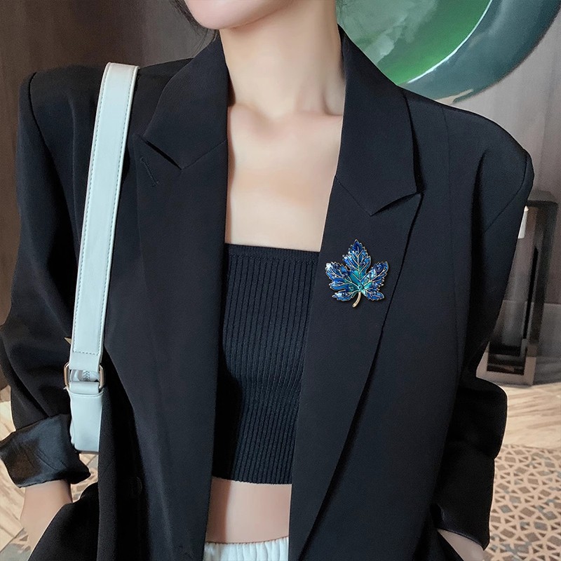 Vintage Maple Leaf เข็มกลัดฤดูใบไม้ร่วง Gradient Maple Leaf Lapel Pins สําหรับชุดและเสื้อคลุม
