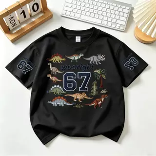 Pebbi Baby เสื้อยืดเด็กฤดูร้อนรุ่นใหม่ ลายปักไดโนเสาร์ ตัวเลข67 ผ้าฝ้ายแท้100% นุ่มสบาย เสื้อแขนสั้นเด็กผู้ชาย สไตล์เกาห
