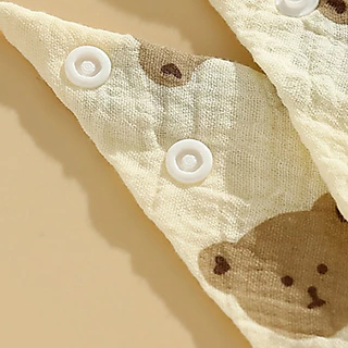 Babyonline(R030)I2-OF5 (ส่งด่วน1วัน)ผ้าซับน้ำลายแบบมีกระดุมลายน่ารัก ซึมซับดี ผ้าฝ้าย