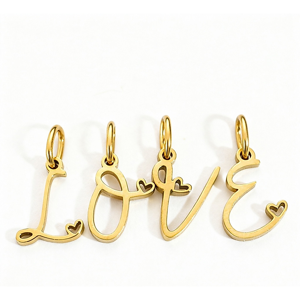 STDELAN จี้ตัวอักษร LOVE หัวใจ ดีไซน์ครีเอทมินิมอล DIY อุปกรณ์เสริมสร้อยคอ/สร้อยข้อมือ แมทช์ได้หลายสไตล์ สแตนเลสชุบทอง Hypoallergenic ไม่แพ้ผิว ข้อเสนอพิเศษจำกัดเวลา
