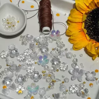 ลูกปัดดอกไม้ อะคริลิค คละโทนสีสดใส 20 กรัม สำหรับงาน DIY