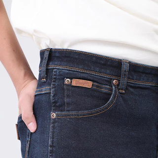 WRANGLER กางเกงยีนส์ผู้ชาย คอลเลคชั่น Beyond Indigo เอวกลาง ทรงตรง รุ่น WR S326MTEXF13 - สียีนส์เข้ม