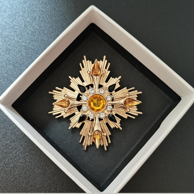 เข็มกลัดวินเทจสีทองประดับคริสตัล สำหรับเสื้อยกทรงของผู้ชายหรูหรา - รูปที่ 6