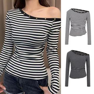 MOSESQUEEN เสื้อยืดแขนยาวออฟเดอร์ลายทาง ดีไซน์ปุ่มโลหะ สำหรั…