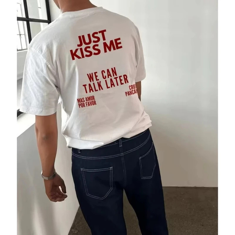 เสื้อยืดผ้าฝ้ายลายกราฟิกตลก Skuggnas Just Kiss Me เสื้อยืดลายข้อความเชิงบวก ของขวัญสำหรับผู้หญิงและผ