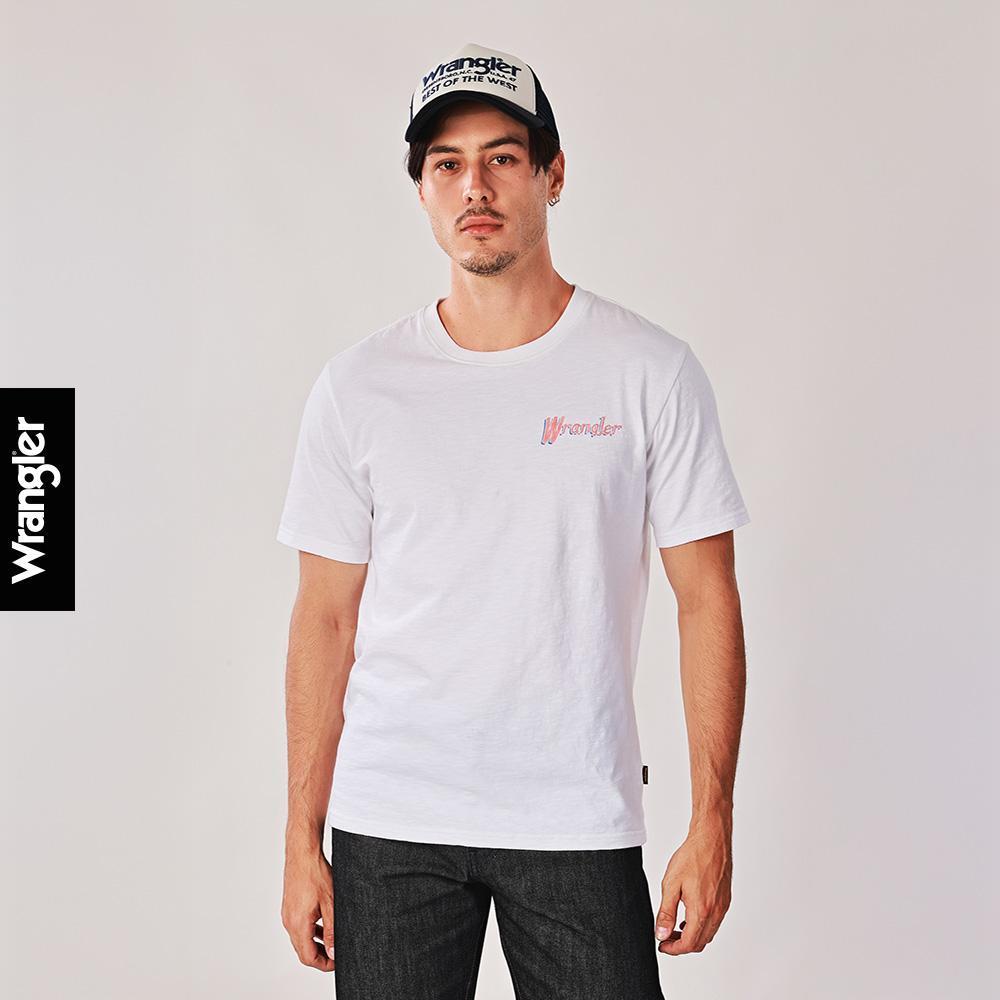 WRANGLER เสื้อยืดแขนสั้นผู้ชาย คอลเลคชั่น Wrangler Legends รุ่น WR S126MTSSN07 สีครีม