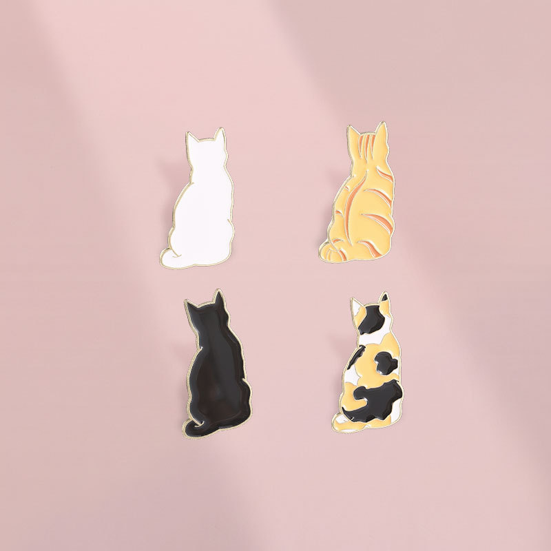 Minimalist Back View Cat เข็มกลัดเคลือบผ้าดิบ Tabby สีดําสีขาวลูกแมวตกแต่ง Badge สําหรับกระเป๋าเป้สะพายหลังเสื้อผ้าอุปกรณ์เสริมของขวัญสําหรับเพื่อน