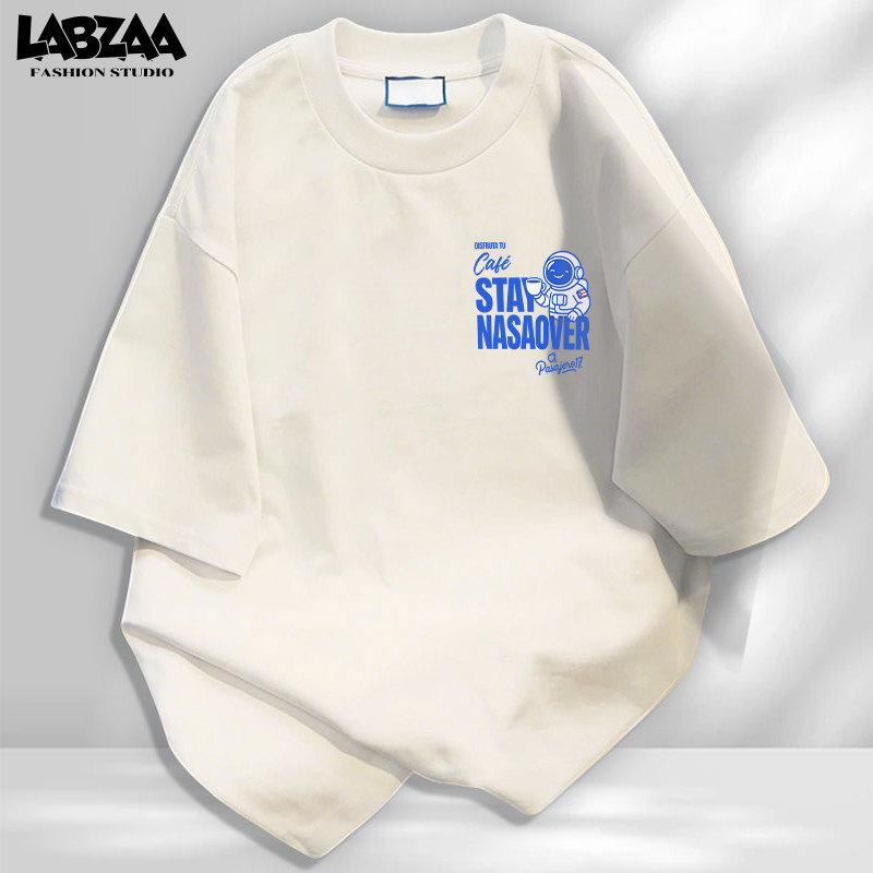 【จัดส่งจากกรุงเทพฯ】LABZAA ทันสมัยและเรียบง่าย เสื้อยืดแขนสั้นคอกลม ลายพิมพ์นักบินอวกาศ ระบายอากาศ ผ้าฝ้าย YG1212