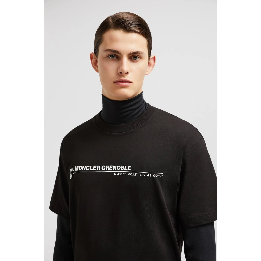 Moncler/Moncler 2026 ต้นฤดูใบไม้ผลิสไตล์ใหม่เสื้อยืดแขนสั้นผู้ชายสไตล์ผู้หญิงสไตล์คู่ Raglan ตัวอักษ