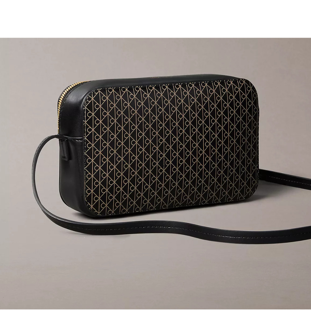 CALVIN KLEIN حقيبة كروس نسائية Allover Emblem — صورة 3