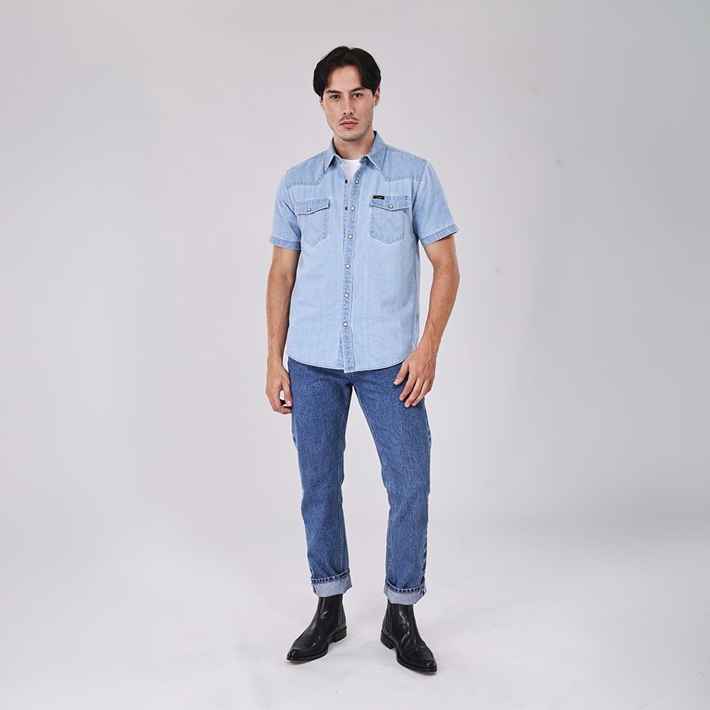 WRANGLER เสื้อเชิ้ตแขนสั้นผู้ชาย คอลเลคชั่น Beyond Indigo รุ่น WR S326MSHSN38 สียีนส์อ่อน — صورة 5