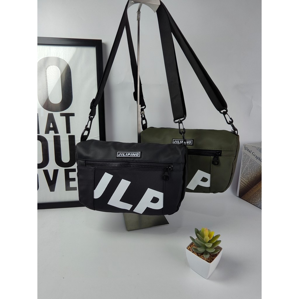 กระเป๋าสะพายไหล่แฟชั่นสำหรับผู้หญิง ไนลอน ความจุขนาดใหญ่ กระเป๋าเดินทางสำหรับเล่นกีฬา น้ำหนักเบา