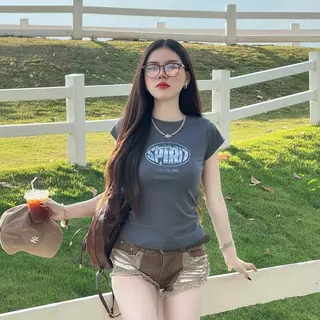 เสื้อยืดเข้ารูป สกรีนลายโลโก้ช่วงอก พร้อมส่ง สาวอวบใส่ได้ ผ้ายืดร่องใส่สบาย Y2K รุ่น แครอท