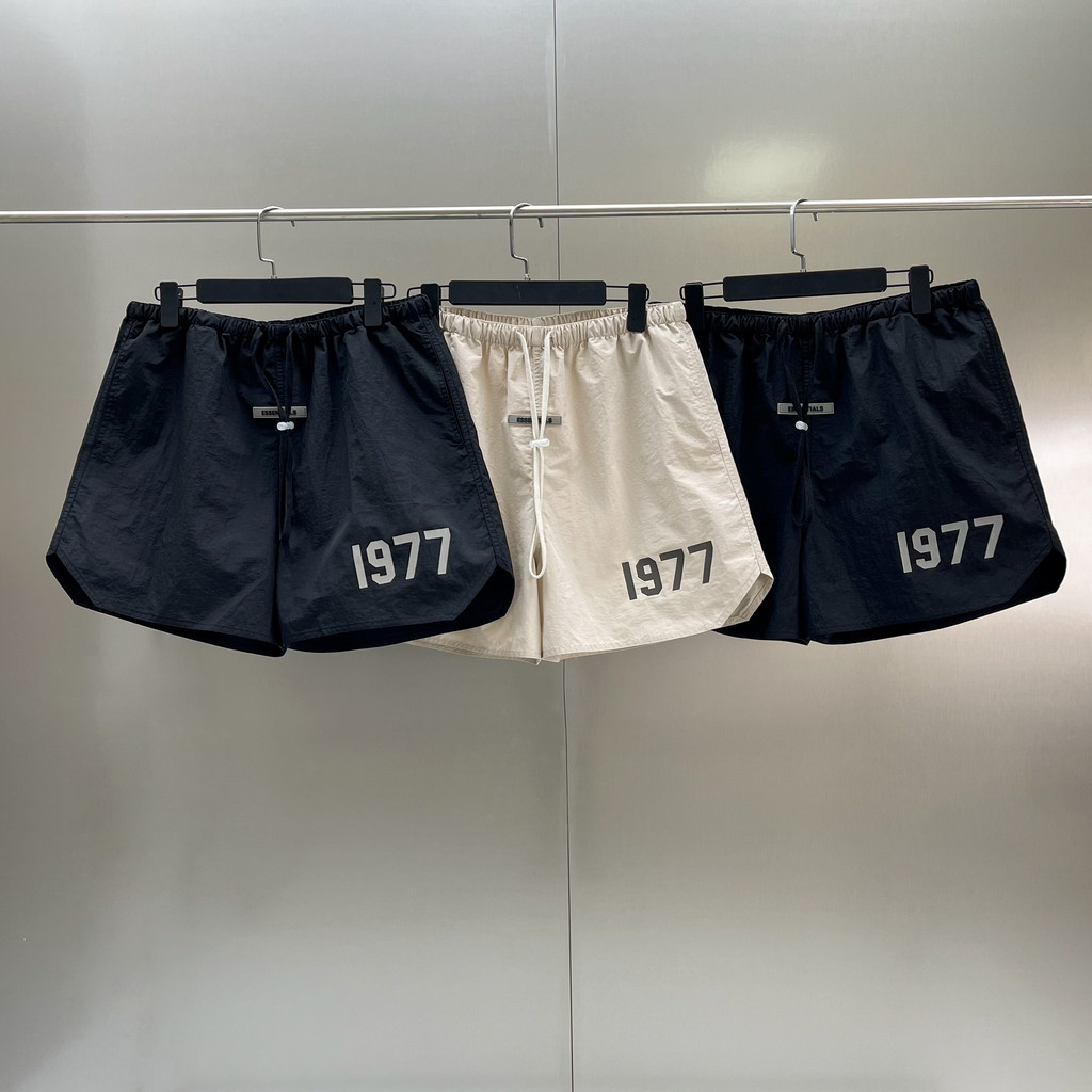 FOG Essentials กางเกงขาสั้นผู้หญิงจาก nylon สไตล์ High Street ของ Fear Of God