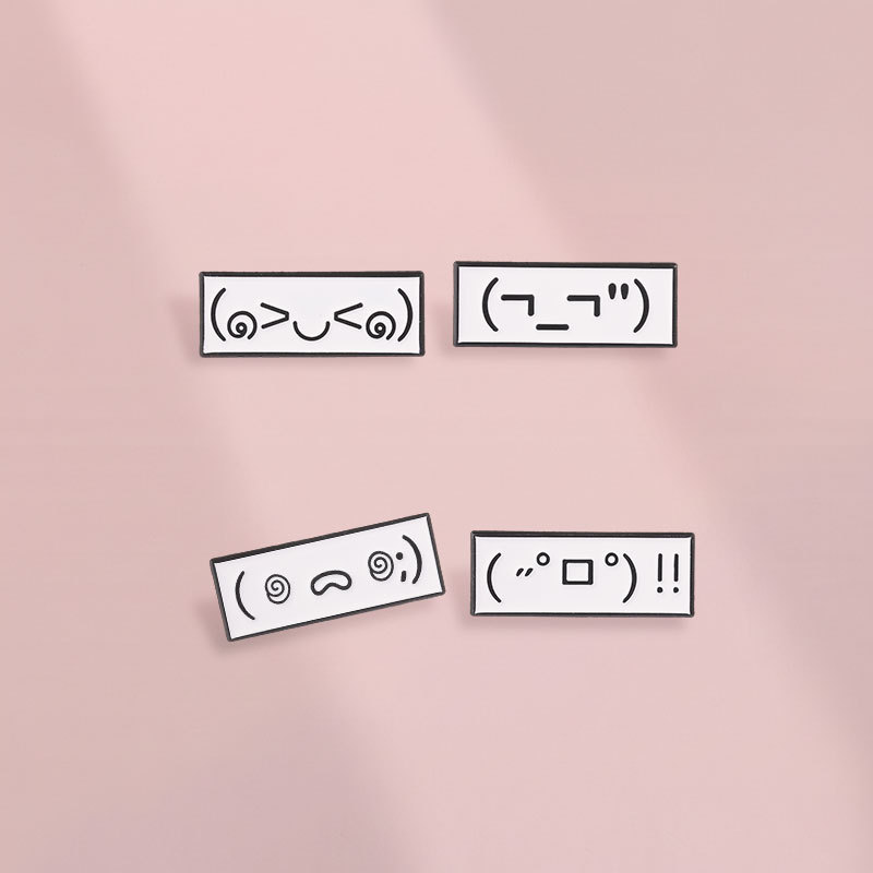 ข้อความน่ารักหน้า Kaomoji สี่เหลี่ยมผืนผ้าเคลือบเข็มกลัดญี่ปุ่น ASCII Emoticon Badge สําหรับเสื้อผ้า