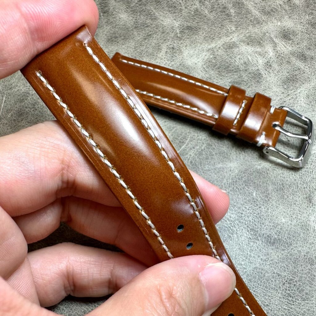 Cowhide สายหนังสดใส 18mm19mm20mm21mm22mm High Gloss Cow Patent Leather Strap Comparable to Corduroy 