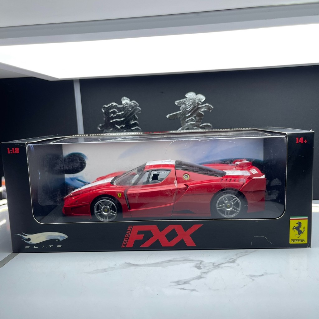 Hot Wheels Hot Wheels Elite 1: 18 Ferrari F