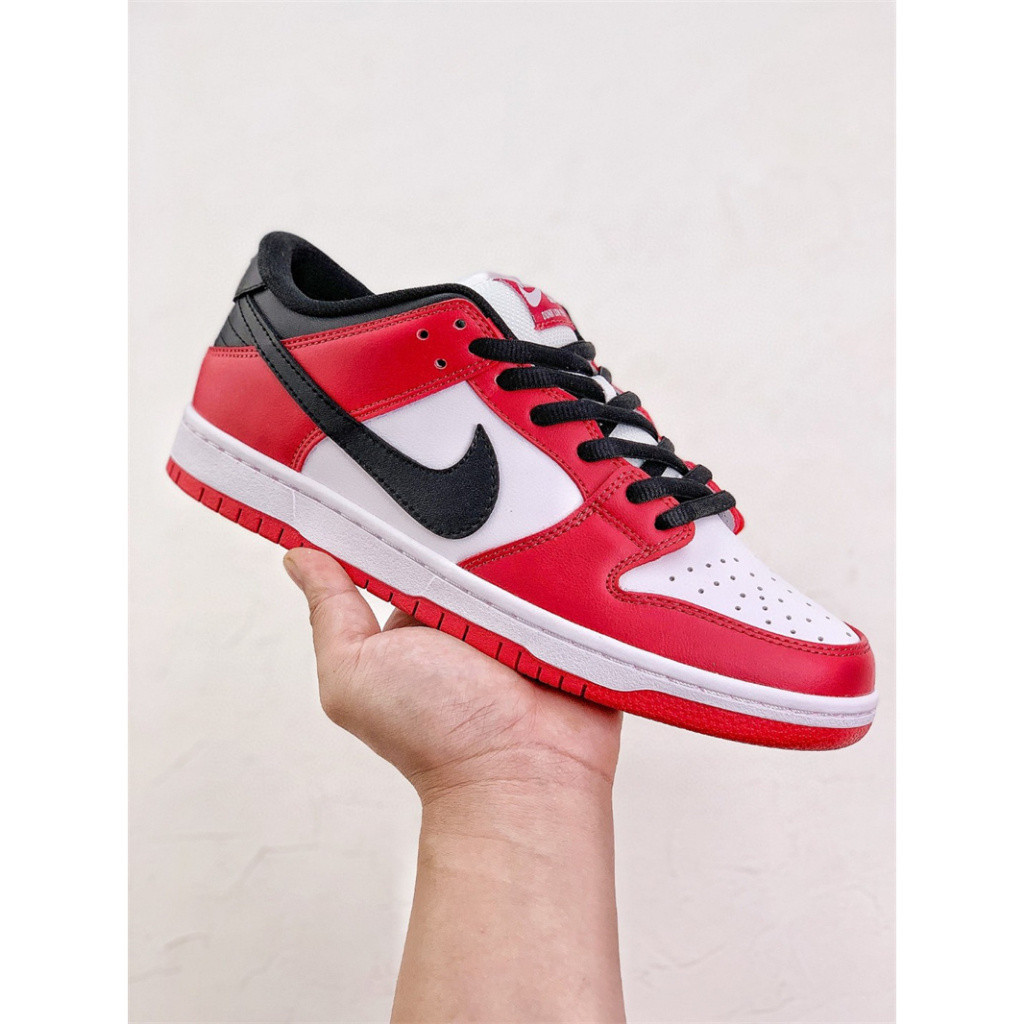 พร้อมส่ง DUNK SB Low Pro "chicago" รองเท้าวิ่งกีฬารองเท้าวิ่งสีดําสีขาวสีแดงBQ6817-600