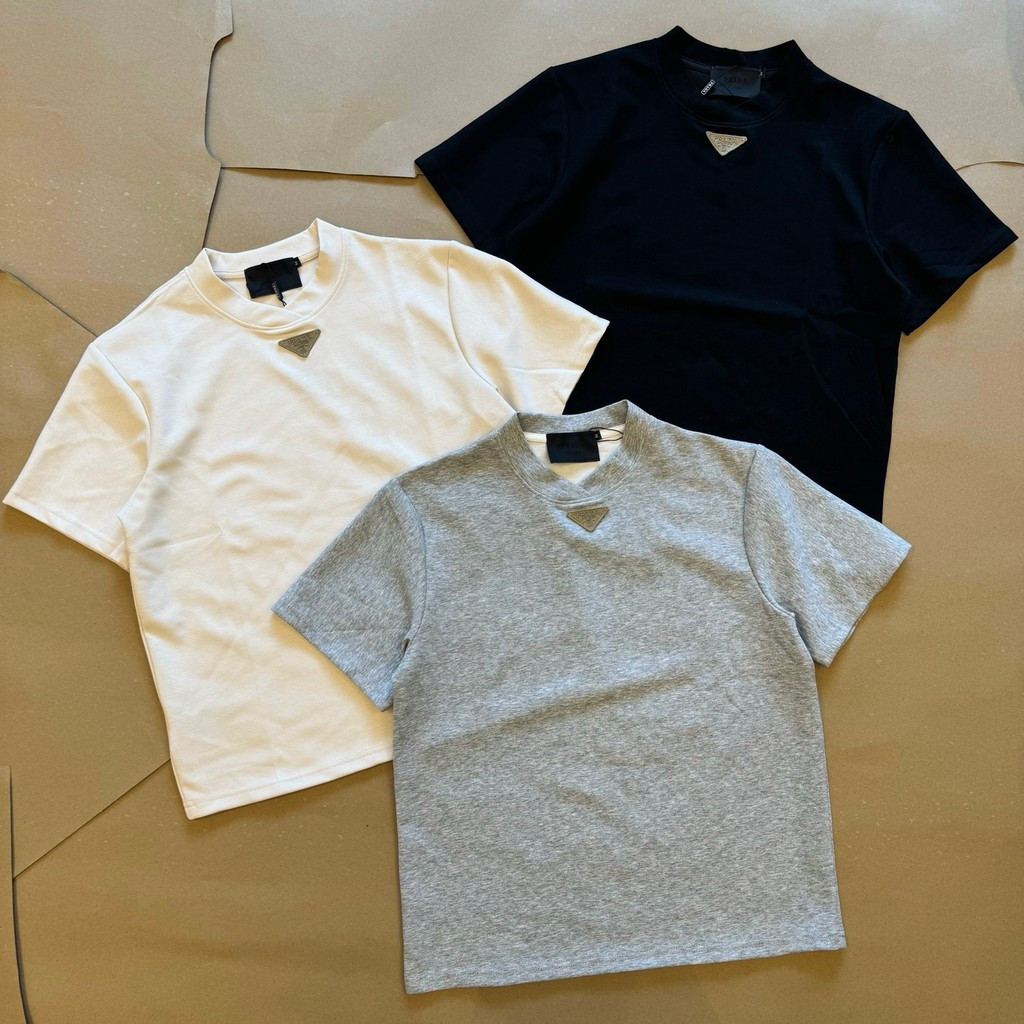Prada/Prada/2026 คลาสสิกรอบคอแขนสั้นเสื้อยืดผู้ชายผู้หญิงสไตล์ใหม่ Niche อินเทรนด์ High-End ฤดูร้อนแ