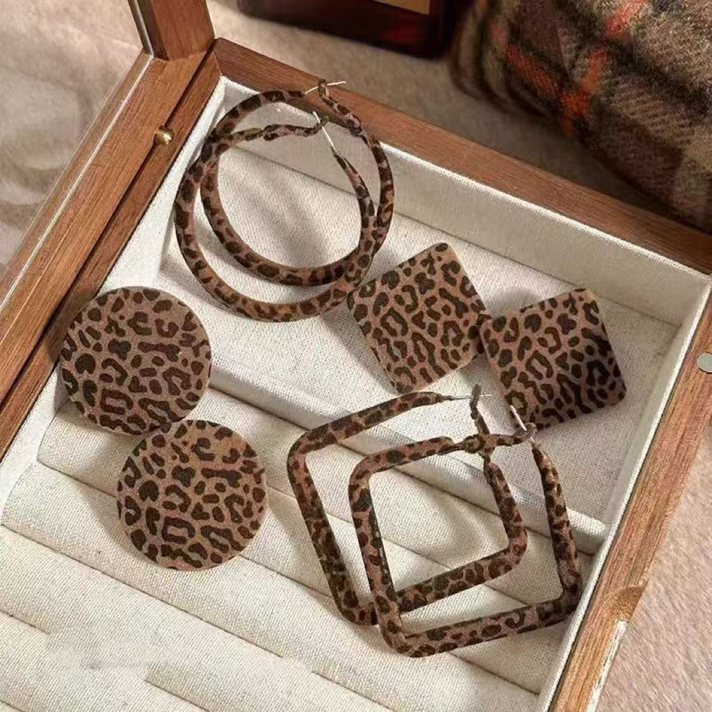 ต่างหูพิมพ์ลายเสือดาว ทรงสี่เหลี่ยมและทรงกลมย้อนยุค ดีไซน์เอกลักษณ์เฉพาะตัว