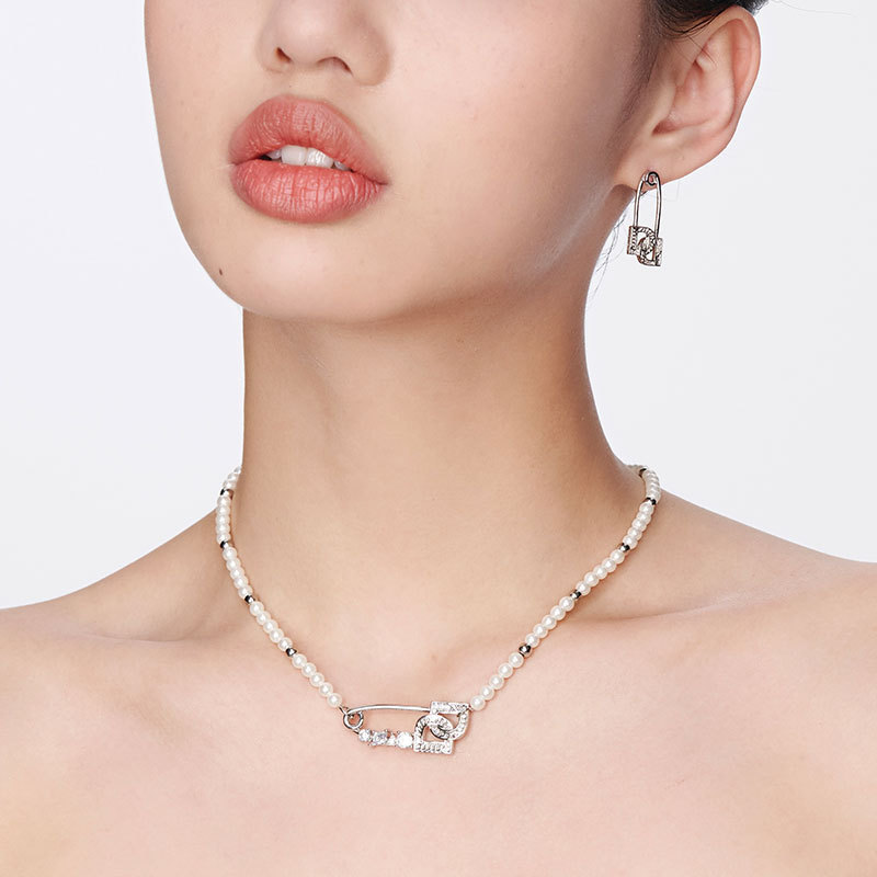 DINN DINN DESIGN สร้อยคอแบบโซ่เงินประดับเพชรสังเคราะห์