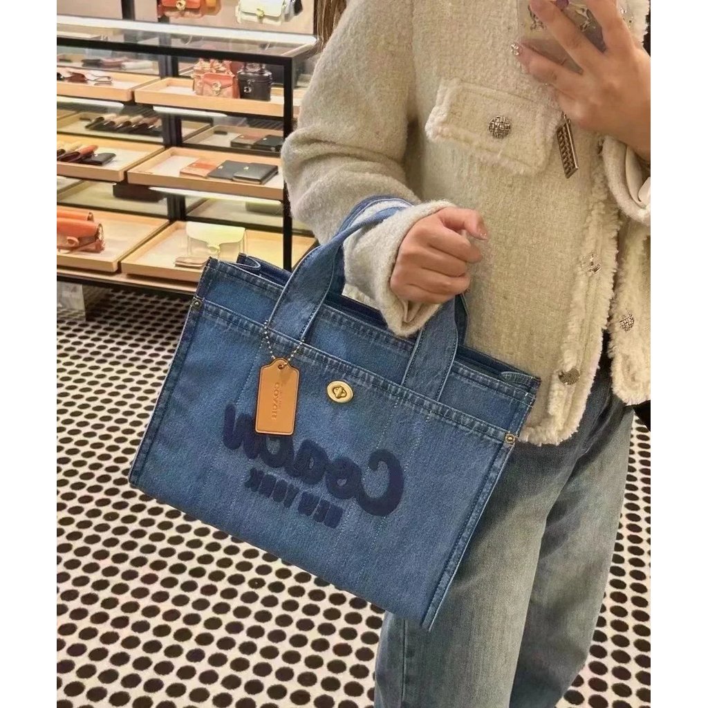 COACH กระเป๋า tote ทรงคลาสสิก สไตล์ใหม่ ทำจากวัสดุ denim canvas สีฟ้า ขนาดใหญ่ 33x24x14 cm และขนาดเล